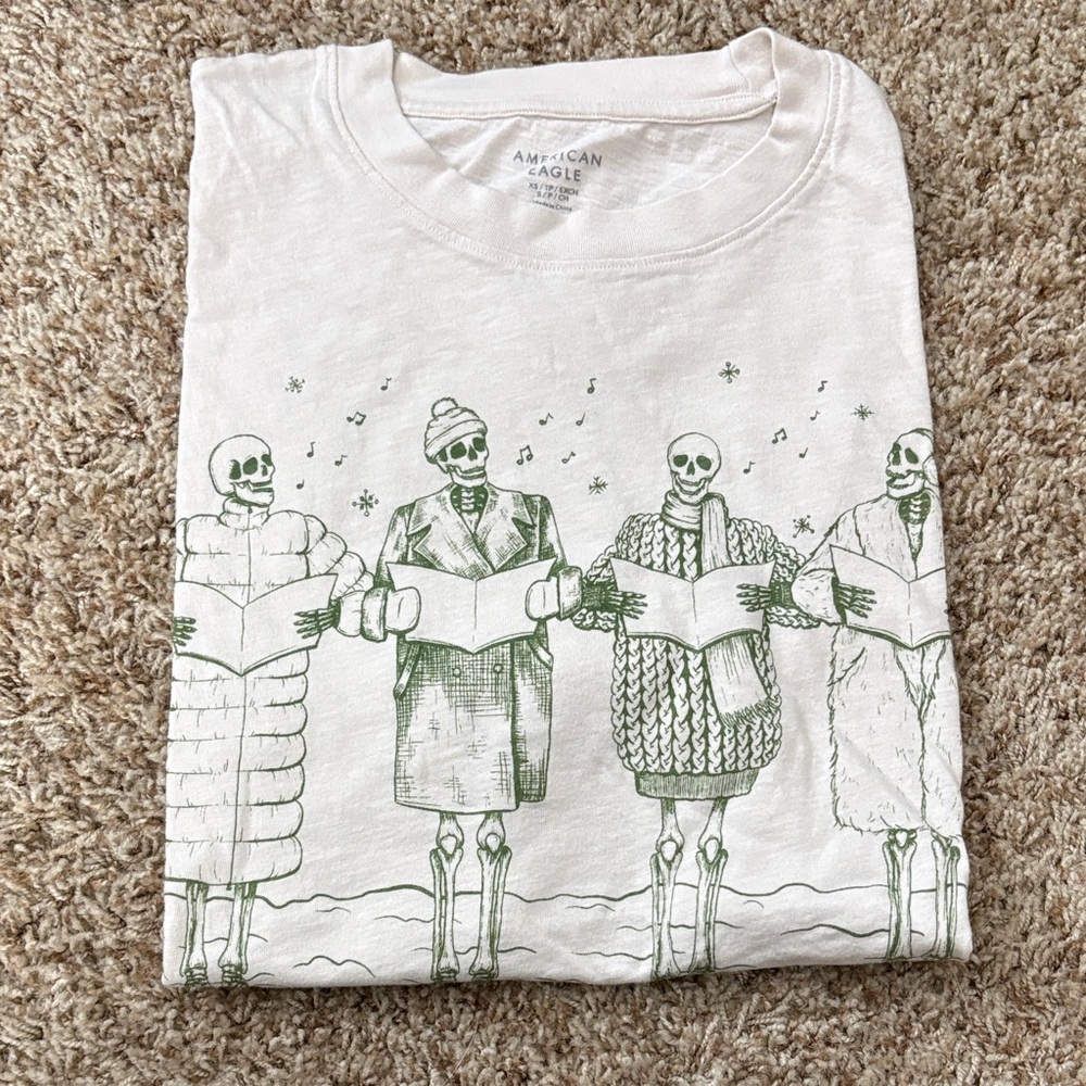 American Eagle Cream XS/S Skeleton Carol Singers Holiday Graphic Tee EUC